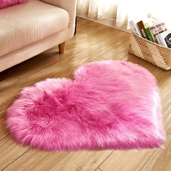 2023 нов домашен текстил Плюшено килим във формата на сърце за хола малка странична подложка за спалня в стил сладко момиче